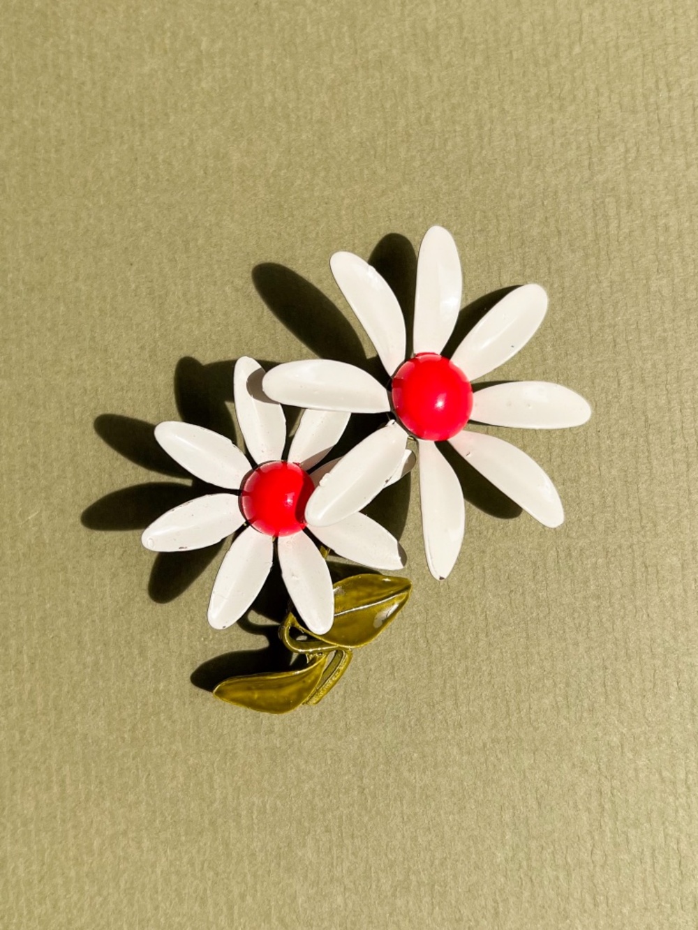 Vintage 1960s White Daisies Brooch With Hot Pink Center